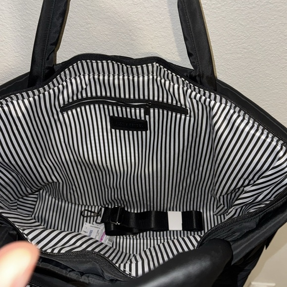 Alexis Bendel Weekender Tote With Belt Bag Vegan Material - Picture 4 of 6